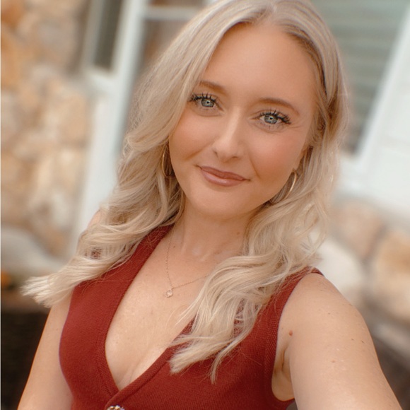 Meet your Posher, Brianna - Picture 2 of 3